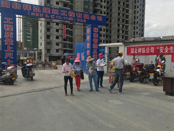 向工人發放安全生產宣傳資料.jpg