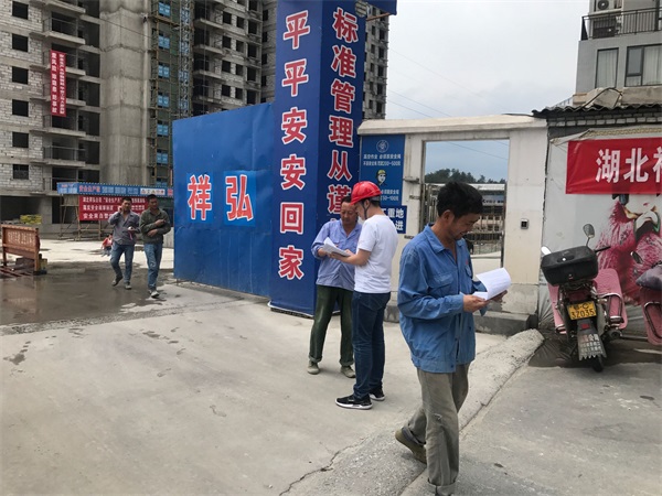 主動向工人講解安全生產知識.jpg